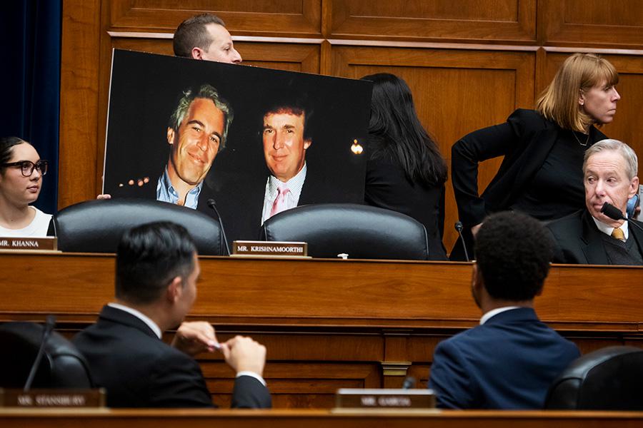 Фотография Джеффри Эпштейна и Дональда Трампа во время заседания комитета по надзору и подотчетности&nbsp;в здании конгресса для палаты представителей США в Вашингтоне, 10 января 2024 года