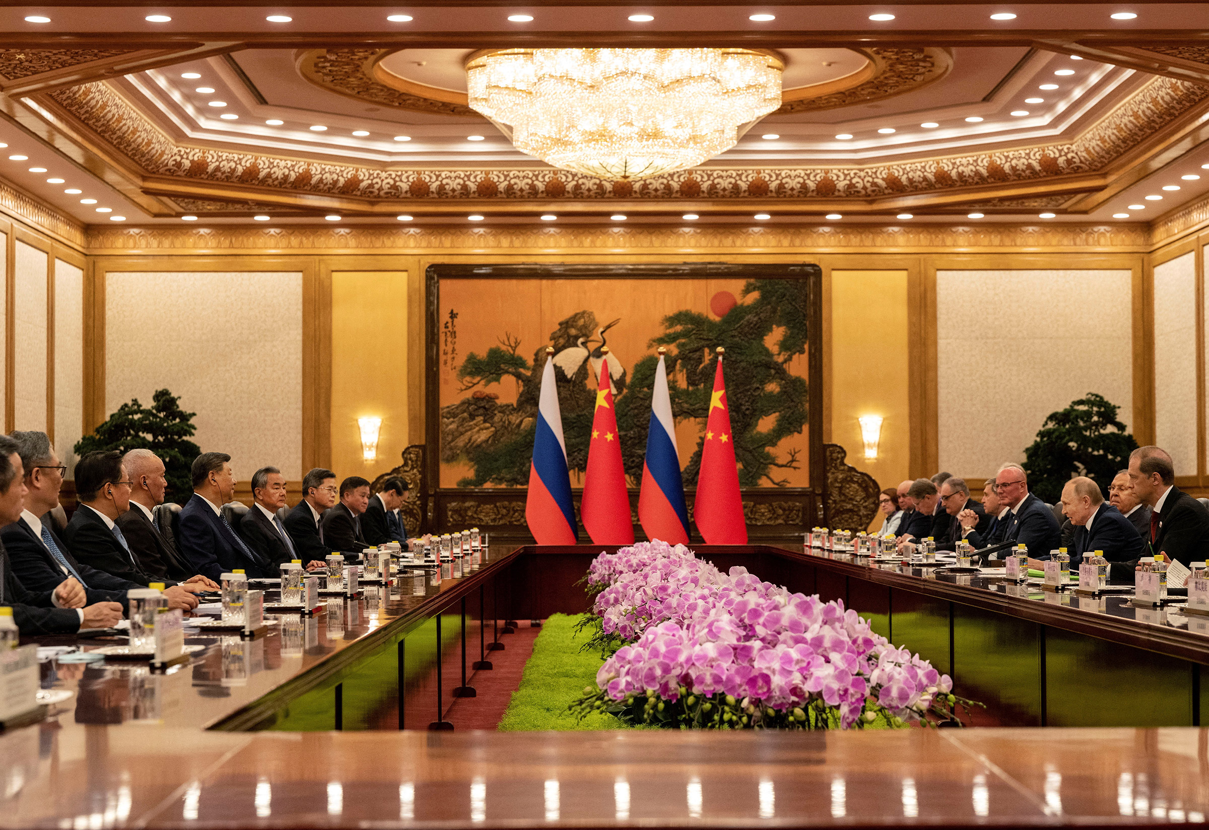 После прошли двусторонние переговоры Путина и Си Цзиньпина&nbsp;с участием делегаций. &laquo;Мой давний друг, я очень рад вновь видеть вас в Пекине&raquo;,&nbsp;&mdash; поприветствовал Путина Си в Доме народных собраний.