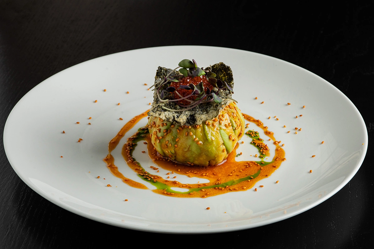 Тунец в авокадо с кунжутным кимчи