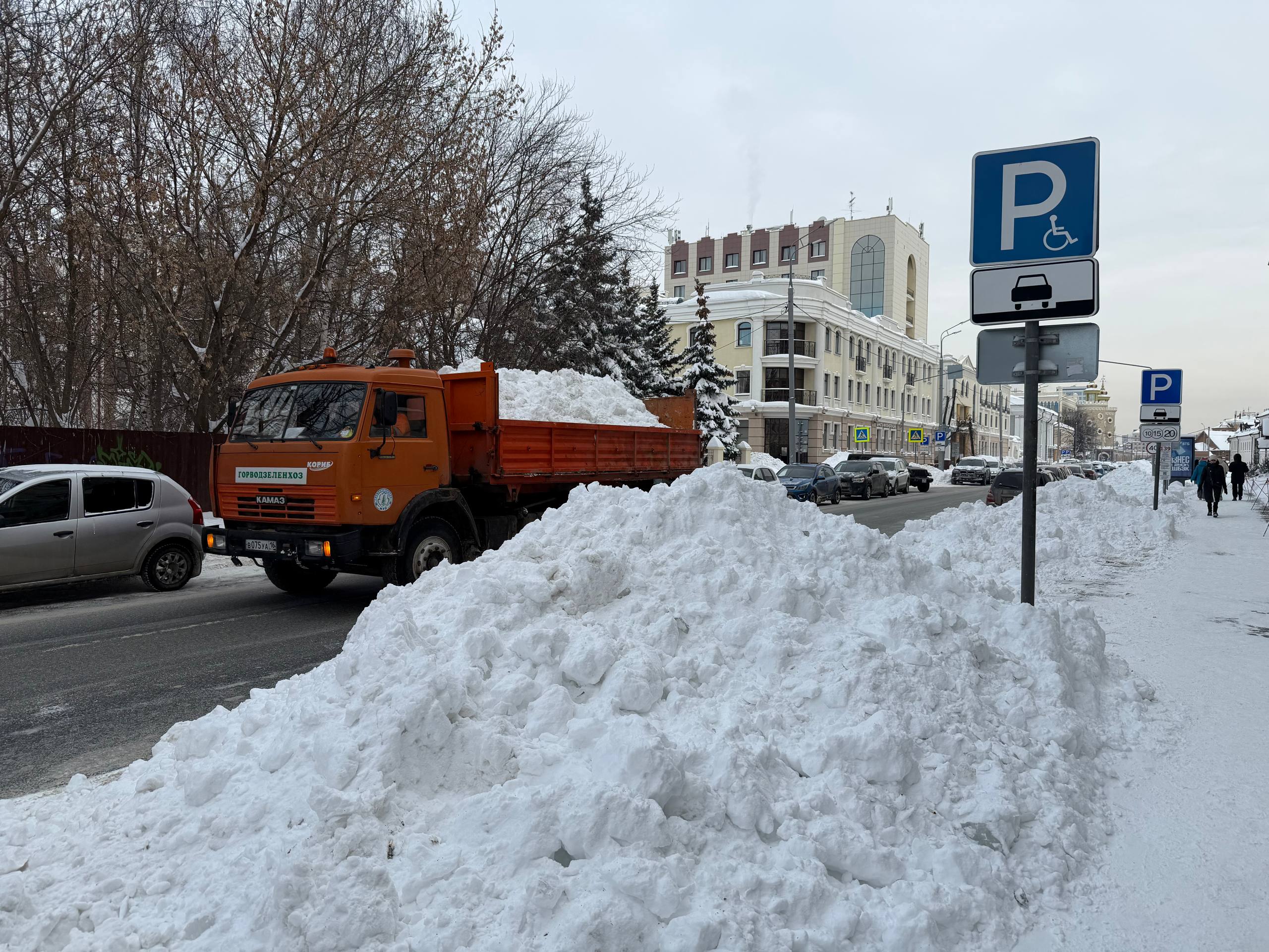 В Казани начали перекрывать улицы для уборки снега