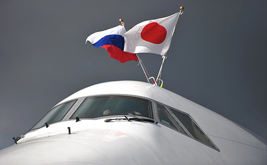 Флаги России и&nbsp;Японии на&nbsp;​фюзеляже самолета


