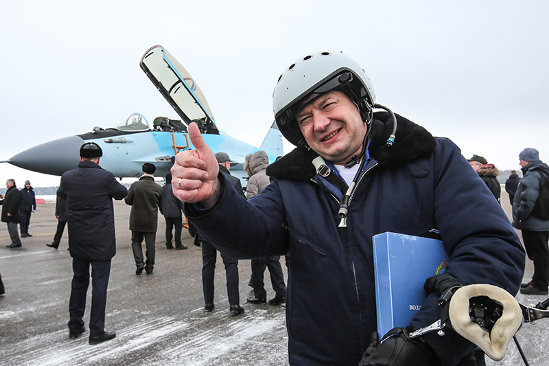 Летчик-испытатель Михаил Беляев во&nbsp;время презентации новейшего многоцелевого истребителя МиГ-35