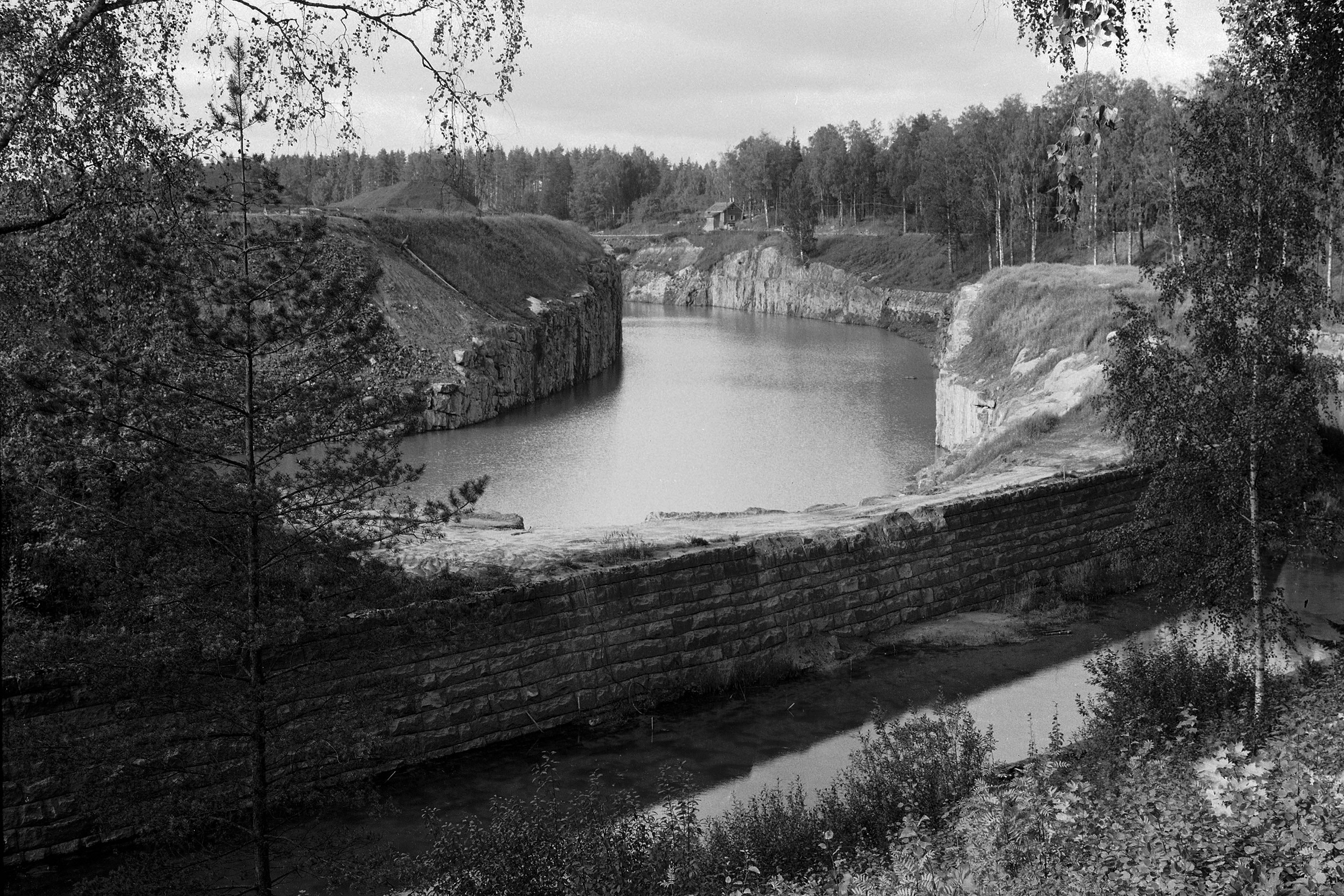 ​В 1963 году Финляндия получила в аренду ​советскую часть Сайменского канала на 50 лет. Канал был открыт в 1856 году на северо-западе Российской империи, между озером Сайма в Финляндии и Выборгским заливом в России, и после Советско-финской войны 1939&ndash;1940-го оказался разделен государственной границей. Арендная ставка зависела от объемов грузоперевозок и варьировалась от 180 тыс. до 260 тыс. руб. в год. При этом в документе оговаривалась возможность изменения ставки, и в 1990-х&nbsp;арендную плату стали взимать в долларах США.

В 2011 году Россия продлила срок аренды еще на 50 лет за &euro;1,22 млн в год. Кроме того, взимается плата за валовую вместимость проходящих судов.
