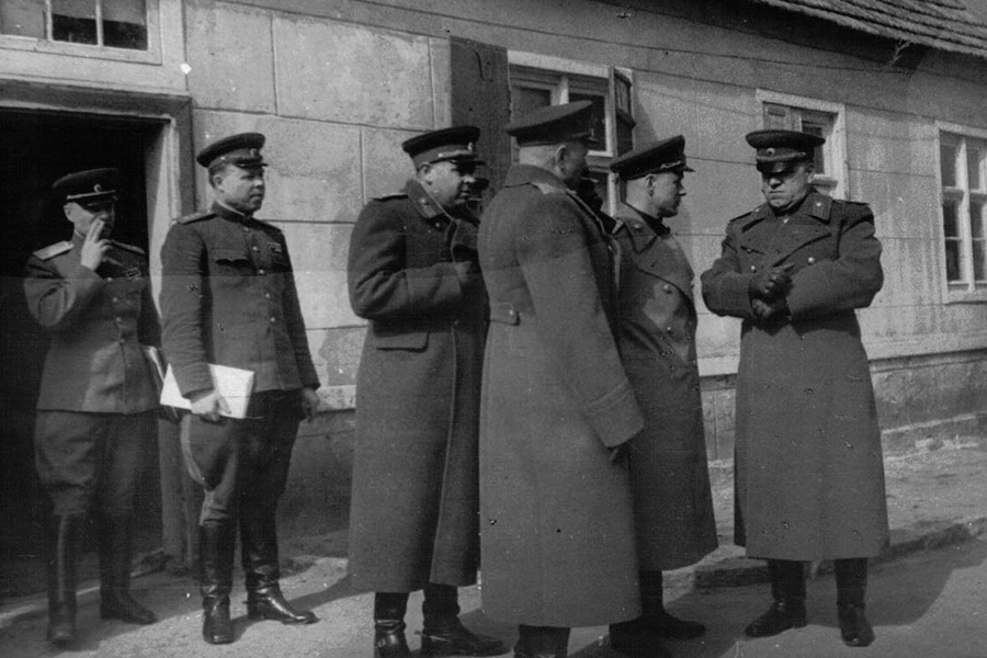 Командующий войсками 1-го Белорусского фронта маршал Г.К.Жуков (справа), начальник штаба фронта генерал-полковник М.С. Малинин (второй слева)