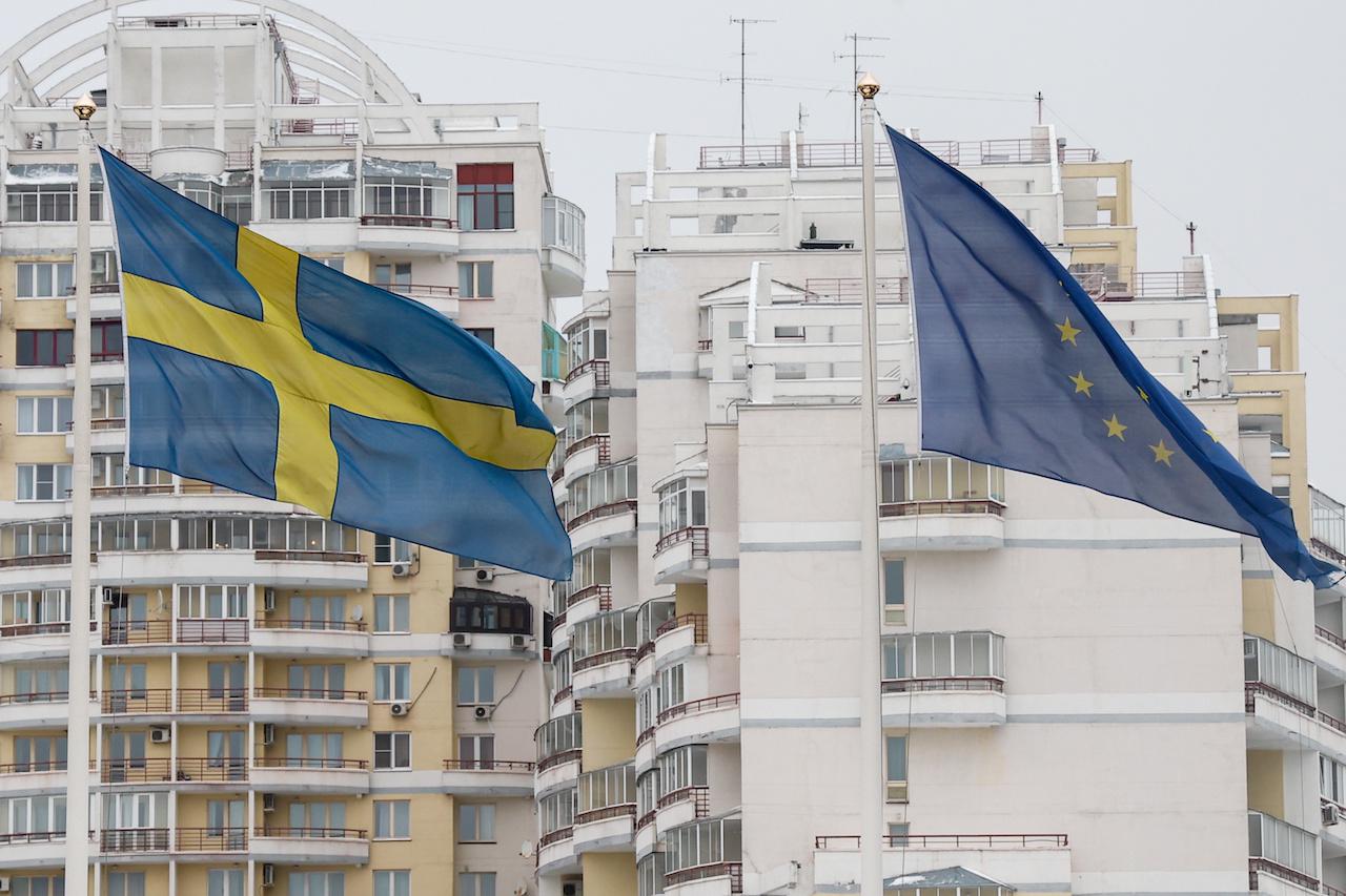 Флаги Швеции и Евросоюза (ЕС) (слева направо) у здания посольства Швеции на Мосфильмовской улице.&nbsp;
