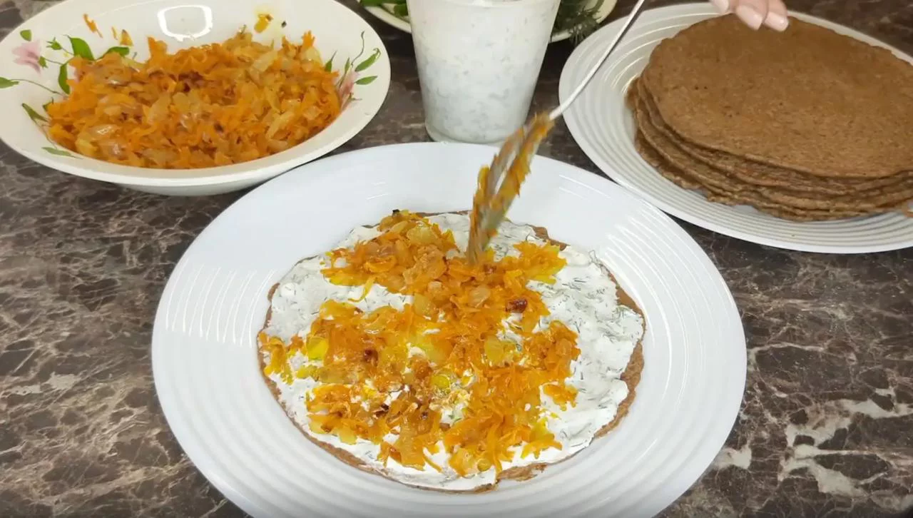 Положите на блин зажарку