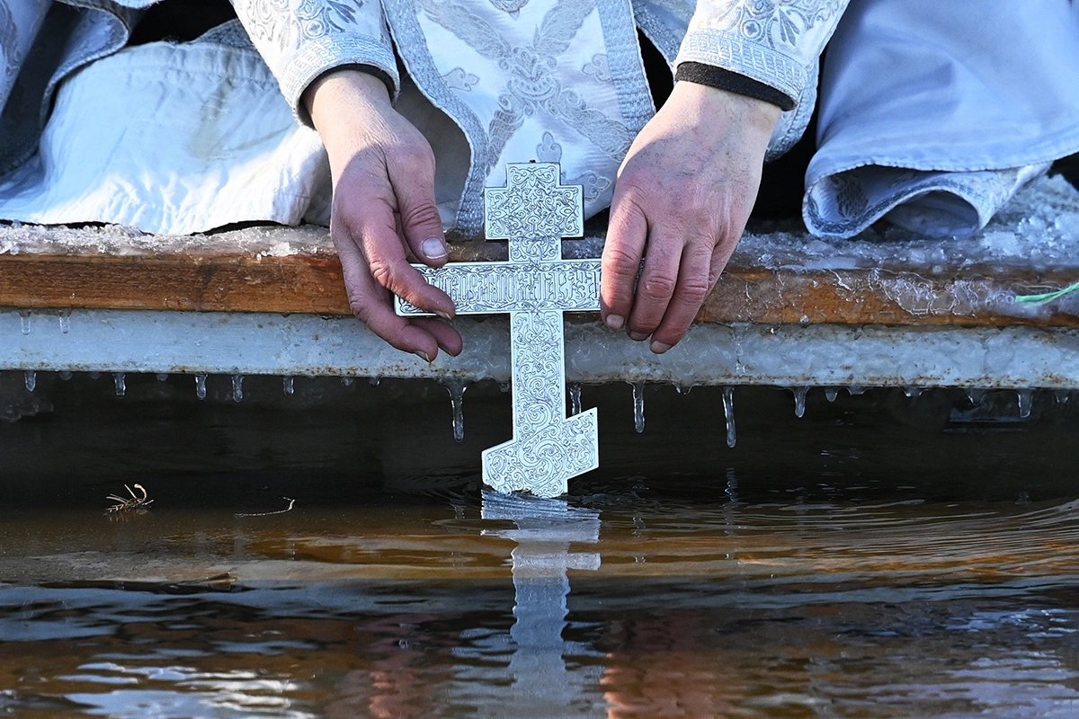 В праздник Крещения особое благодатное значение имеет вся вода, а не только та, которая была набрана в храме во время чина Великого водосвятия