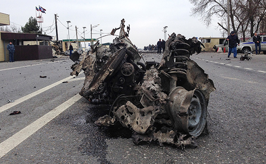 Место взрыва автомобиля у поста ГИБДД в&nbsp;Дербентском районе Дагестана