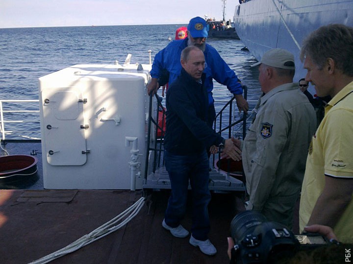 В.Путин погрузился к фрегату, потопленному "Кремлем"