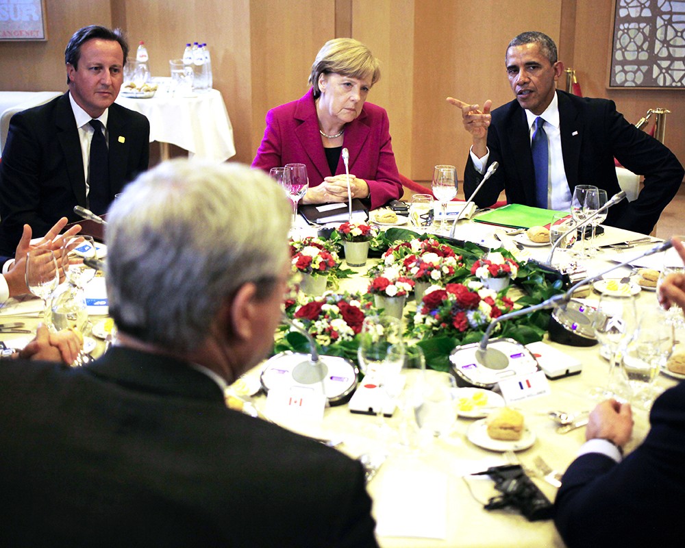 Премьер-министр Великобритании Дэвид Кэмерон, канцлер Германии Ангела Меркель и президент США Барак Обама (слева на право)
