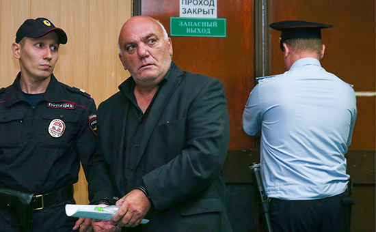 Предприниматель Арам Петросян (в центре), захвативший заложников в&nbsp;отделении Ситибанка&nbsp;в&nbsp;центре Москвы, перед&nbsp;рассмотрением ходатайства об&nbsp;аресте в&nbsp;Пресненском суде, 26 августа 2016 года
