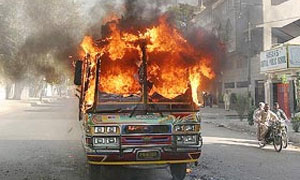 В Пакистане микроавтобус столкнулся с бензовозом