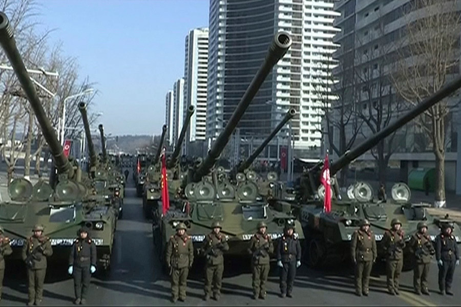 Военный парад в Северной Корее за день до зимней Олимпиады. Фотогалерея