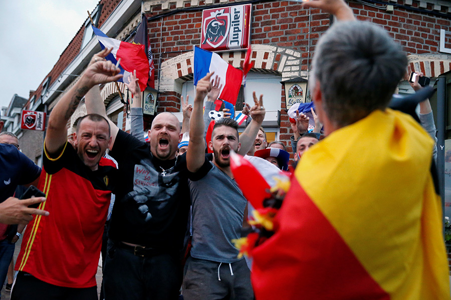 На матче Франция &mdash; Бельгия в Санкт-Петербурге присутствовали более 64 тыс. человек. На фото: болельщики сборной Франции в Ле-Бизет (Бельгия)

