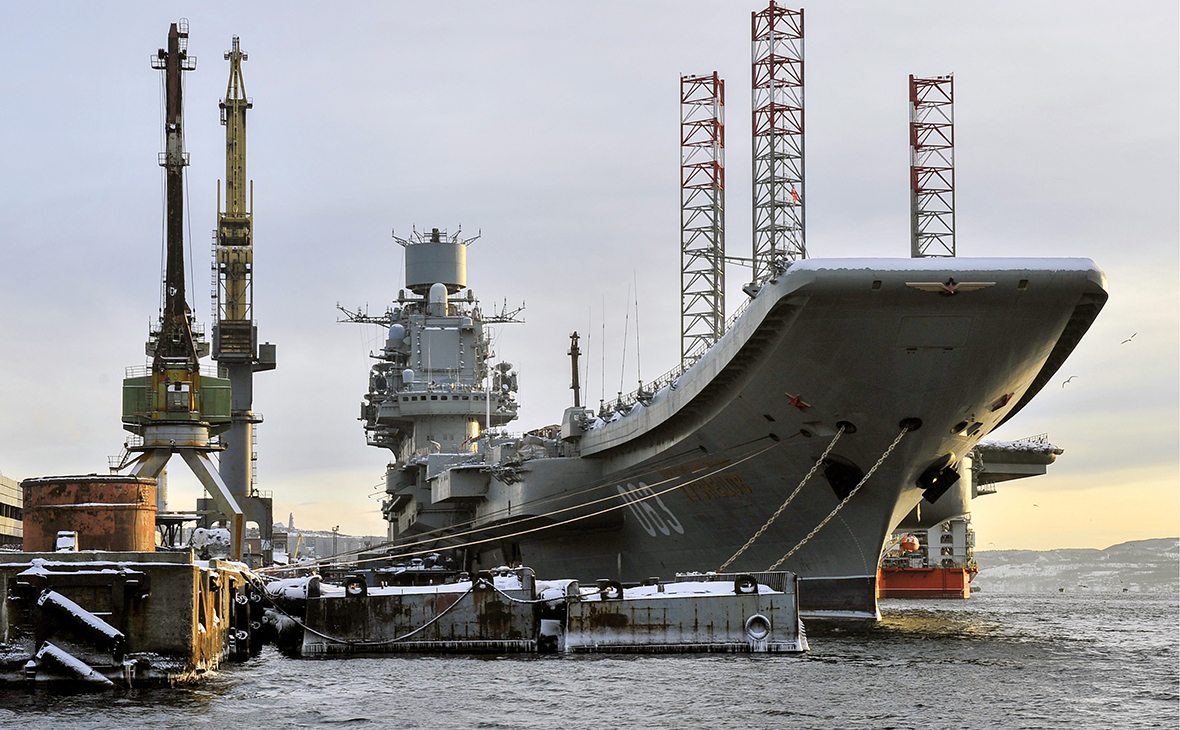 Тяжелый авианесущий крейсер &laquo;Адмирал Кузнецов&raquo; в порту Мурманска