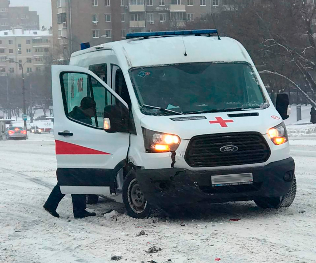 Ехал без сирены, нас не видел». Что делать, если попал в ДТП со «скорой» ::  Autonews