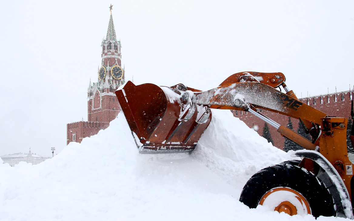 Власти увеличили сроки уборки Москвы от снега на двое суток