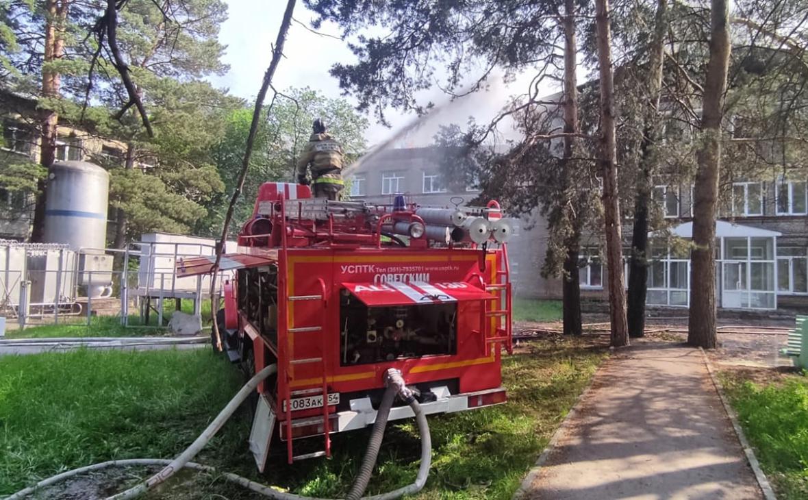 В Новосибирске загорелась крыша больницы