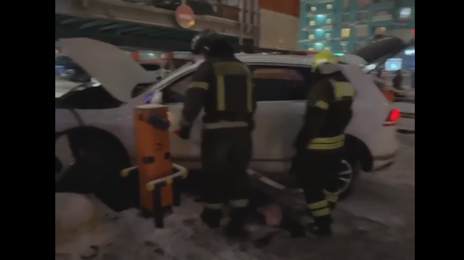 В Москве машина с пьяным водителем упала с четвертого этажа парковки