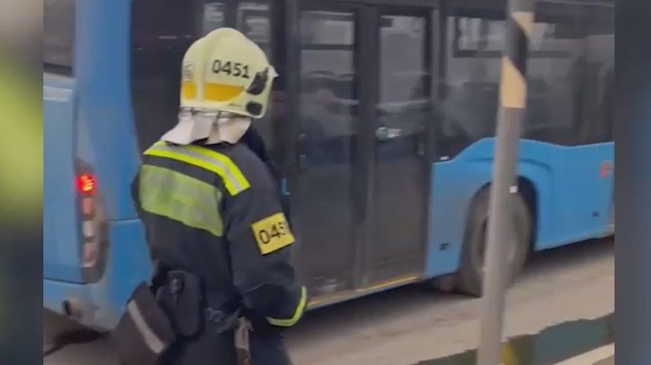 На западе Москвы столкнулись два автобуса. Видео