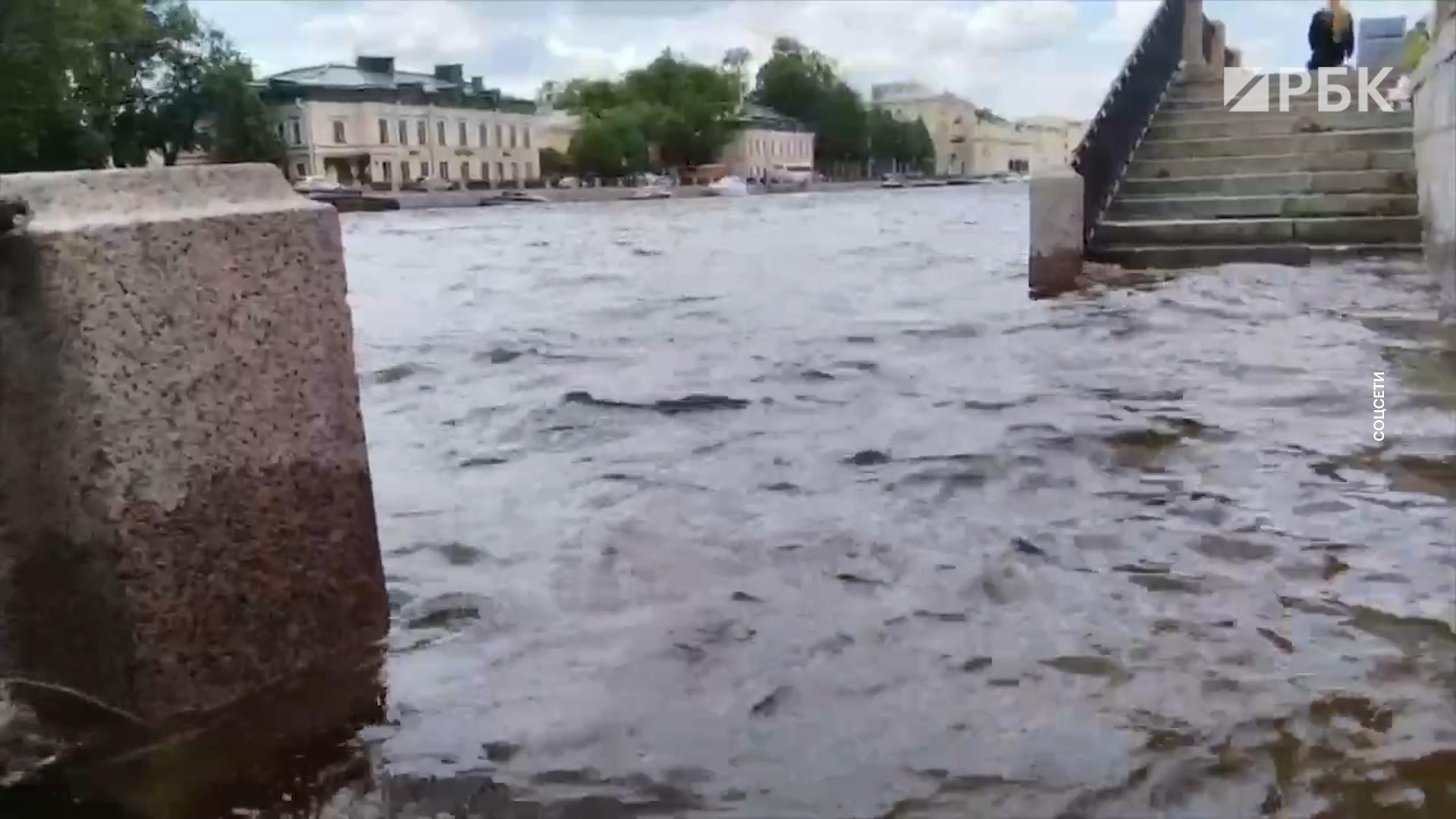 Наводнение в Петербурге подтопило набережные в городе. Видео