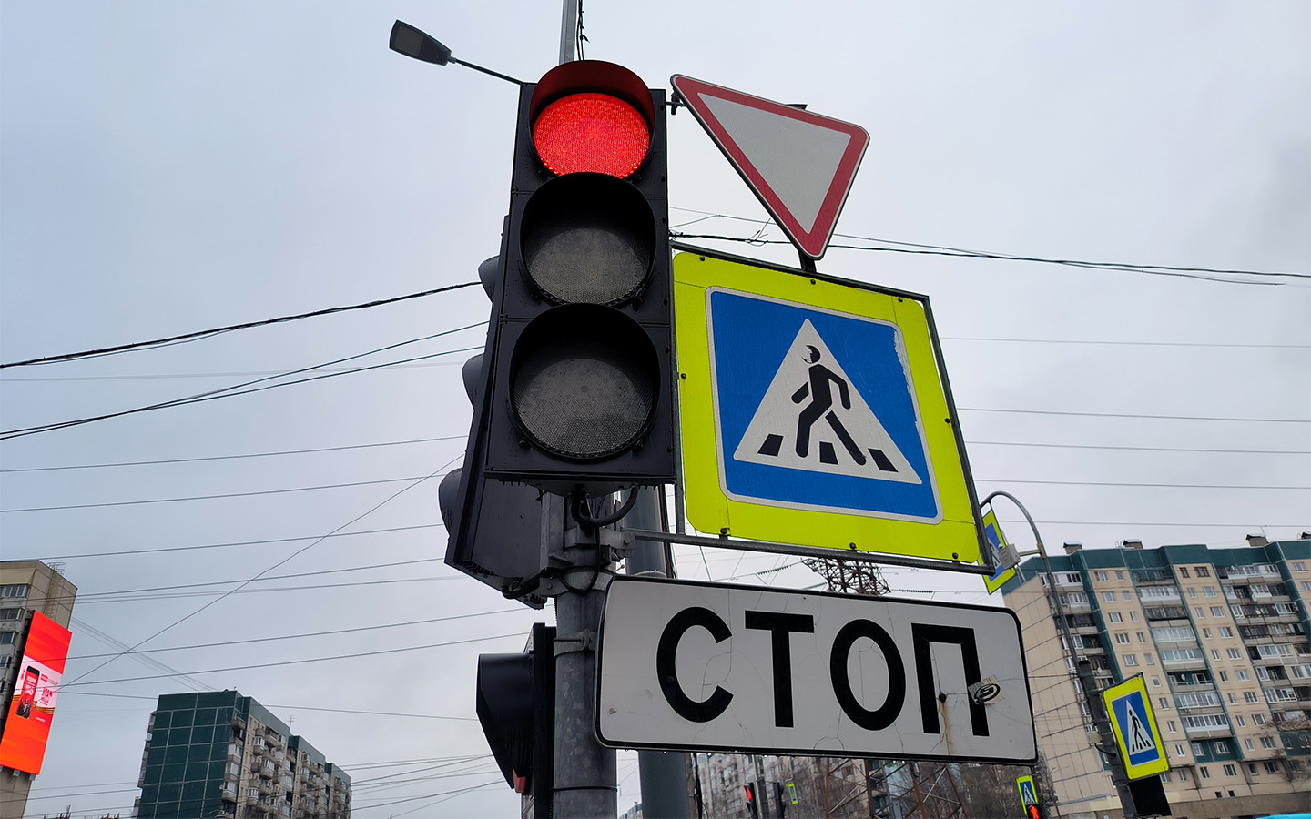 При приближении к месту остановки перед светофором, когда обороты двигателя упадут почти до холостых, левой ногой нужно полностью выжать сцепление