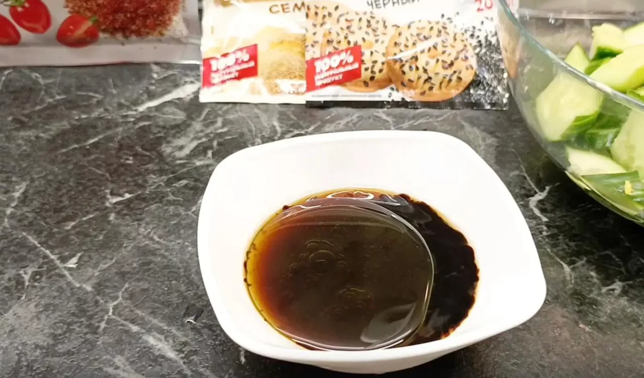 Смешайте ингредиенты для соуса