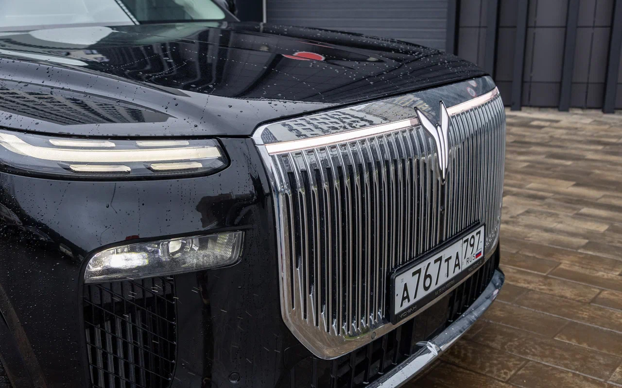 Массивный и запоминающийся вертикальный &laquo;гриль&raquo;&nbsp;Voyah Taishan символизирует струи водопада

