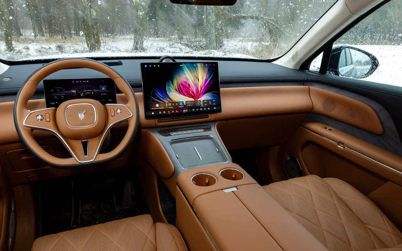 Салон Voyah Taishan может быть исполнен в трех различных&nbsp;вариантах: слоновая кость с элементами коричневого цвета,&nbsp;коричневый с&nbsp;акцентами&nbsp;темно-серого цвета и&nbsp;бордовый с акцентами&nbsp;темно-серого цвета