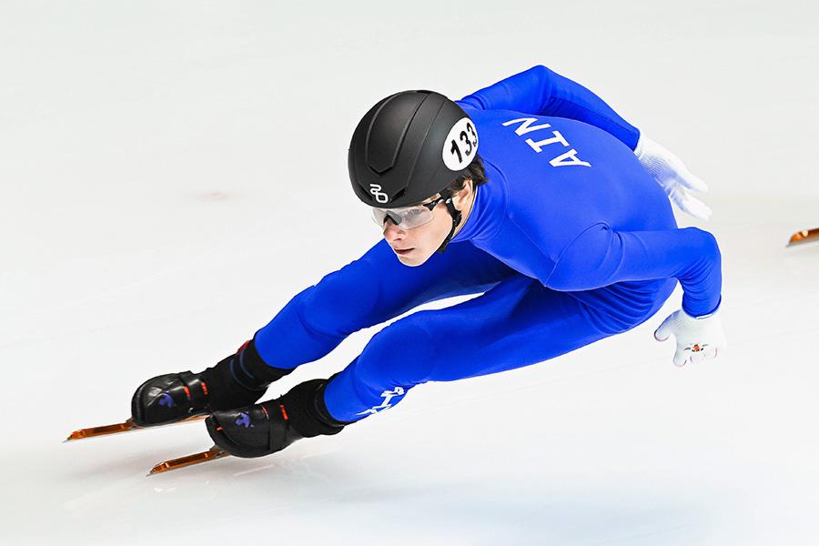 Иван Посашков во время Мирового тура ISU по шорт-треку 2 на арене Мориса Ришара в Монреале, Канада, 17 октября 2025 года