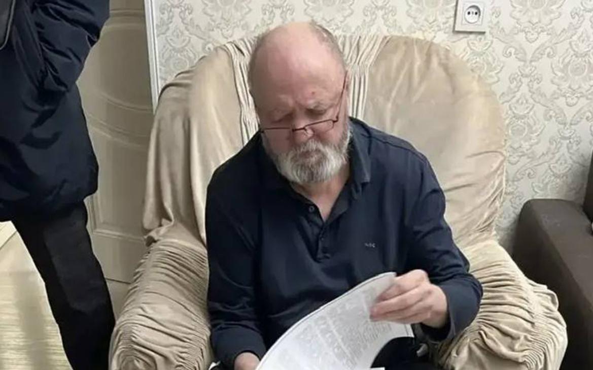 У экс-судьи из Сочи при обыске нашли кортик со свастикой и коллекцию авто