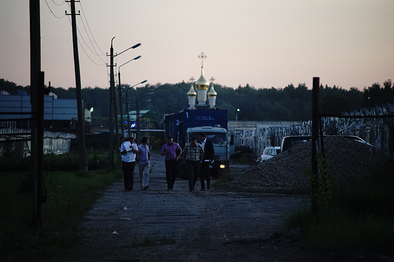 В подмосковный совхоз запрещенную продукцию доставили на двух камазовских самосвалах: в сопровождении машин с сотрудниками Россельхознадзора они быстро проехали мимо храма-часовни иконы Божией Матери под названием &laquo;Неувядаемый цвет&raquo;