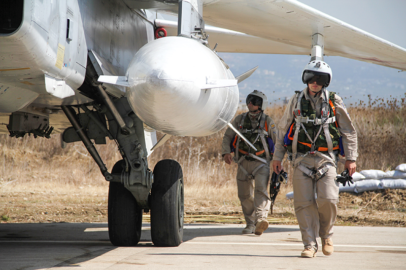 Российские летчики перед полетом у самолета Су-24