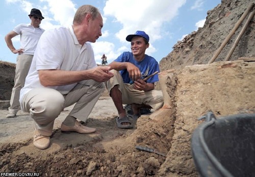 В.Путин посетил лагерь археологов на Таманском полуострове