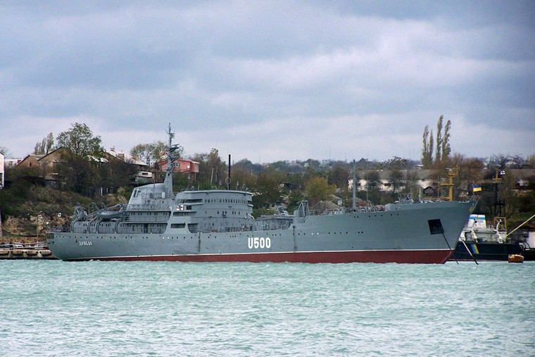 Корабль управления «Донбасс» U500. Плавучая мастерская «ПМ-9» проекта 304 была заложена в польском Щецине в июле 1969 года, в сентябре следующего года вошла в строй. Передана украинской стороне в 1997 году, а четыре года спустя переквалифицирована в корабль управления. До ремонта 2010 года находился в неудовлетворительном состоянии. 