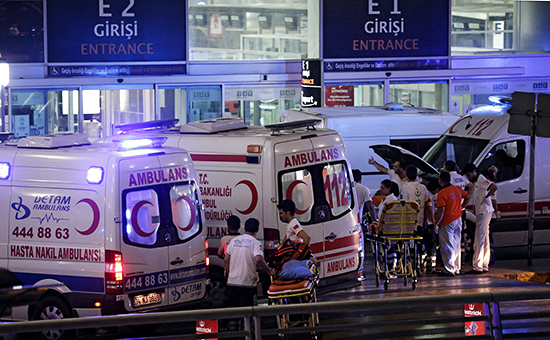 Медики после&nbsp;взрывов в&nbsp;аэропорту Ататюрк, Стамбул. 28 июня 2016 года


