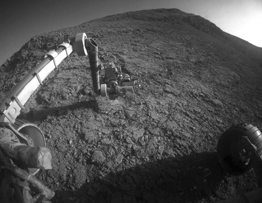 Последний раз марсоход выходил на связь в июне 2018 года. После этого он попал в пыльную бурю. В NASA заявили, что, несмотря на все попытки инженеров, восстановление его работы невозможно


