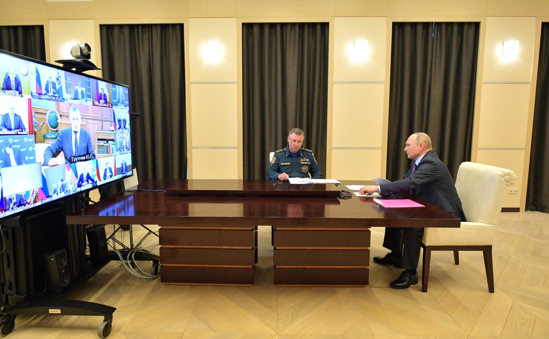 Владимир Путин c главой МЧС Евгением Зиничевым в ходе совещания о ситуации с паводками и пожарами