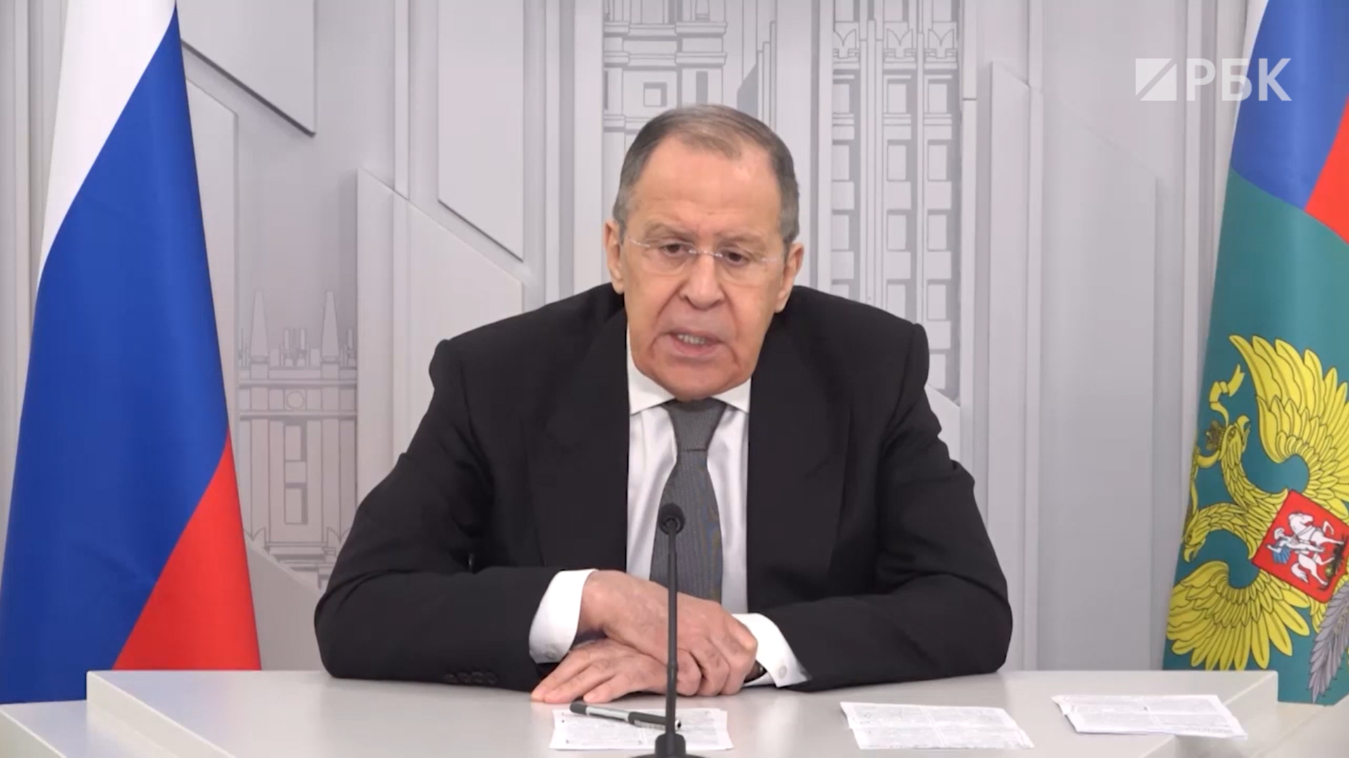 Лавров заявил, что Зеленский должен «прекратить сопротивление»