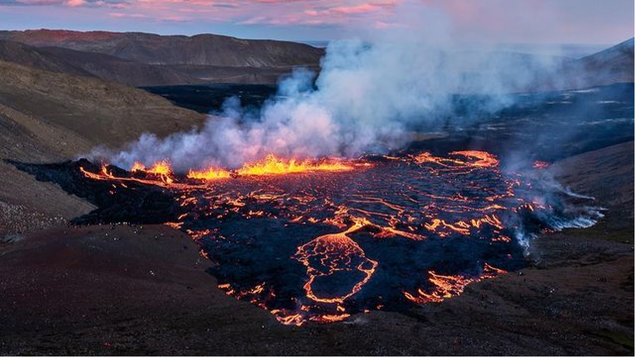 Фото дня: в 30 км от столицы Исландии начал извергаться вулкан | РБК Life