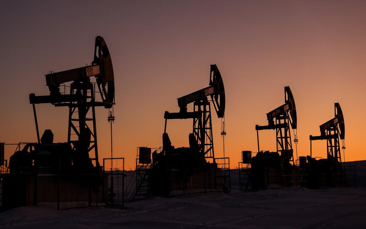 Цена нефти Brent упала ниже $80 за баррель впервые за 3,5 месяца - РБК Инвестиции