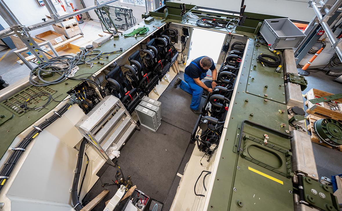 Сотрудник завода Rheinmetall работает над бронетранспортером Lynx