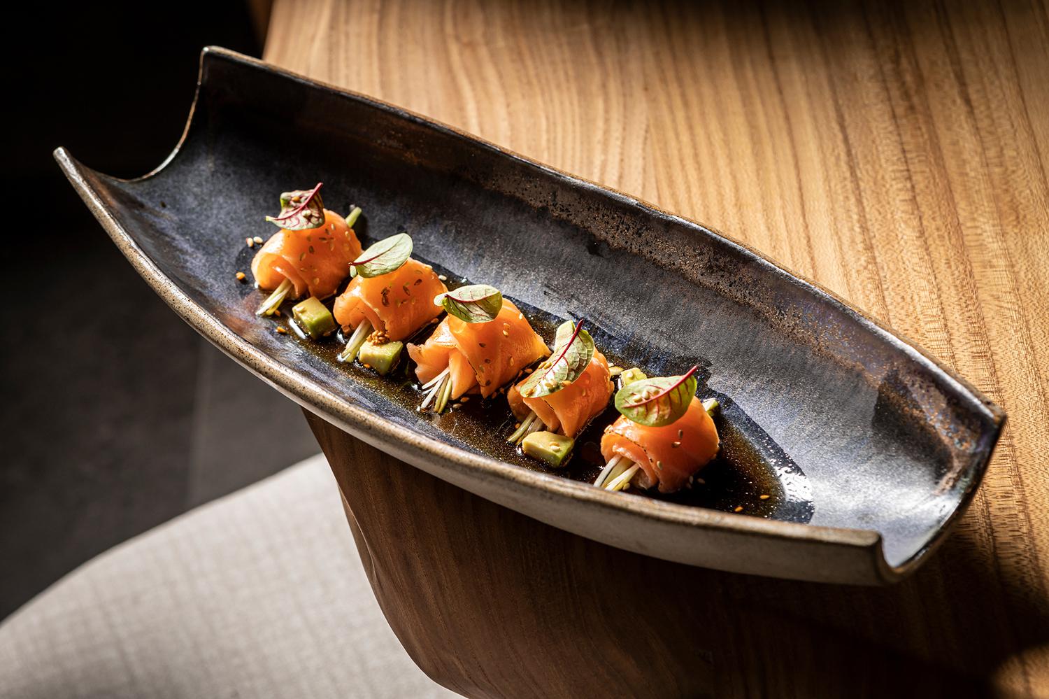 Блюдо от шефа (лосось, авокадо, огурец, соус шисо&mdash;юдзу, красная икра) в Kitana Asia Grill