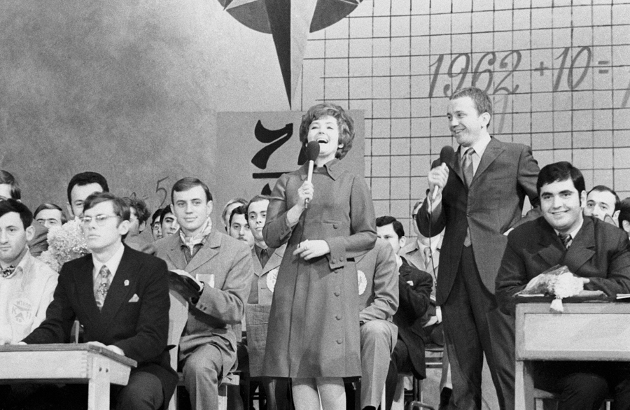 С 1963 года Жильцова была соведущей КВН&nbsp;&mdash; сначала вместе с Альбертом Аксельродом, а позже с Александром Масляковым.

Тогда КВН выходил в прямом эфире, ведущим нужно было много запоминать и импровизировать. &laquo;Был один конкурс&nbsp;&mdash; все придумать на букву В. Были такие слова у них: &laquo;Вольнодумцы взлетели на Венеру, и вольнодумцам всыпали. Потом взлетела туда Вурцева&hellip; (Екатерина Фурцева&nbsp;&mdash; министр культуры СССР в 1960&ndash;1974 годах.&nbsp;&mdash; РБК)&raquo; Редактор молодежной редакции стоял на коленях, умолял, чтобы переделали. Они &laquo;Вурцеву&raquo;-то выкинули, а &laquo;вольнодумцев&raquo; всех оставили. Ну, и все наши редакторы получили по строгому выговору с занесением в личное дело&raquo;,&nbsp;&mdash; рассказывала Жильцова.