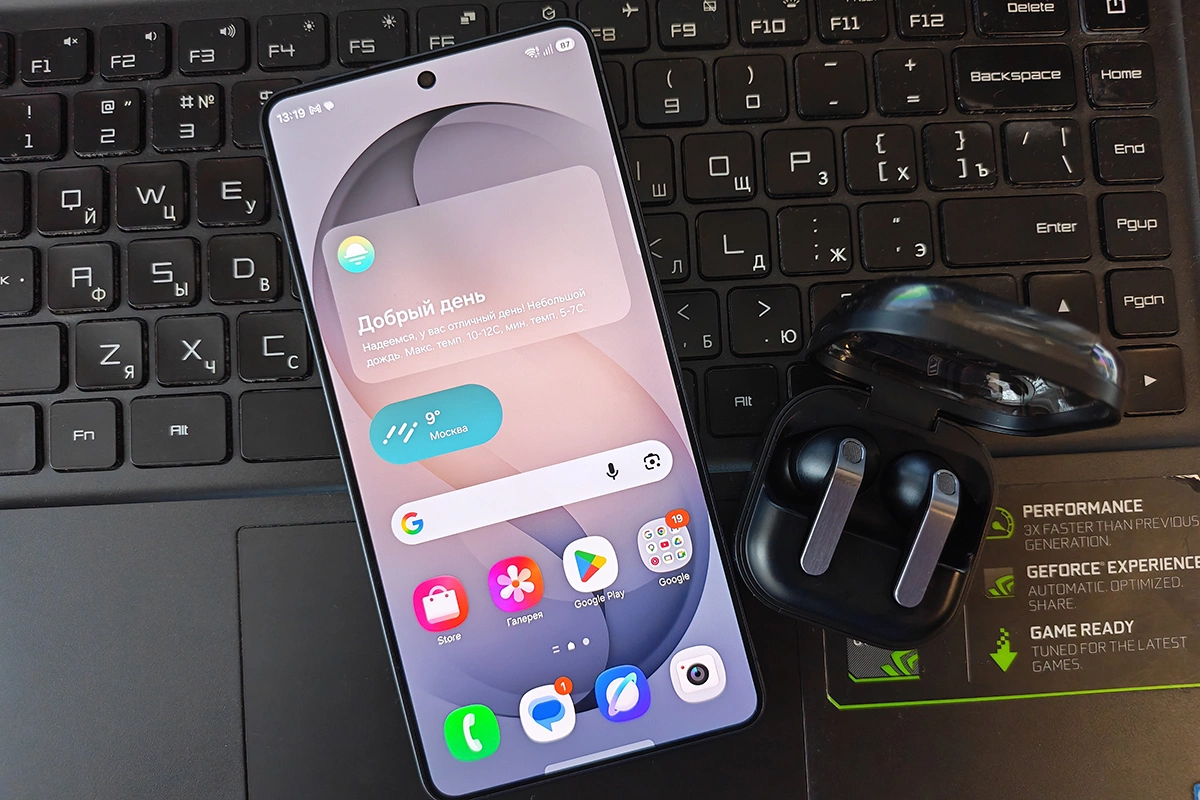 В линейке Galaxy S26 по-прежнему нет встроенных магнитов, поэтому для использования зарядки стандарта Qi2 и соответствующих аксессуаров понадобится специальный чехол