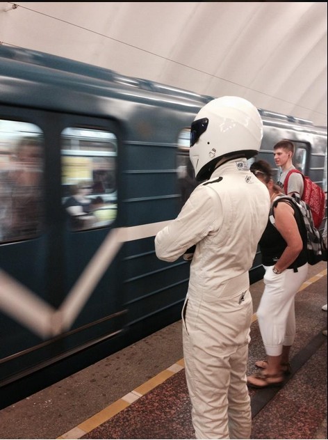 Top Gear спустился в петербургское метро. Фото