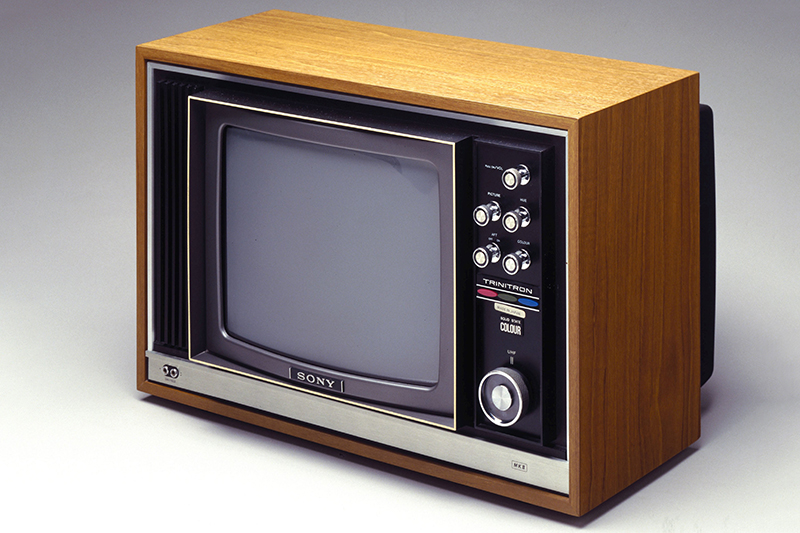 2. Телевизор Sony Trinitron

Легендарный американский журналист Эдвард Мэроу когда-то сказал, что&nbsp;телевидение &laquo;может быть просто&nbsp;клубком из&nbsp;проводов и&nbsp;лампочек, втиснутым в&nbsp;коробку&raquo;. Sony Trinitron, выпущенный на&nbsp;заре продаж цветных телевизоров в&nbsp;1968 году, однозначно стал одной из&nbsp;выдающихся &laquo;коробок&raquo;. Японская корпорация вложила в&nbsp;устройство инновационную технологию качественного изображения. В последующие годы телевизор собрал множество престижных промышленных наград и&nbsp;стал ориентиром для&nbsp;конкурентов. За четверть века Sony продала по&nbsp;всему миру более 100 млн Trinitron.
