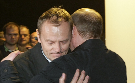 Бывший премьер-министр&nbsp;Польши Дональд&nbsp;Туск и Владимир Путин (слева направо)&nbsp;на месте крушения&nbsp;Ту-154.&nbsp;10 апреля 2010 года


