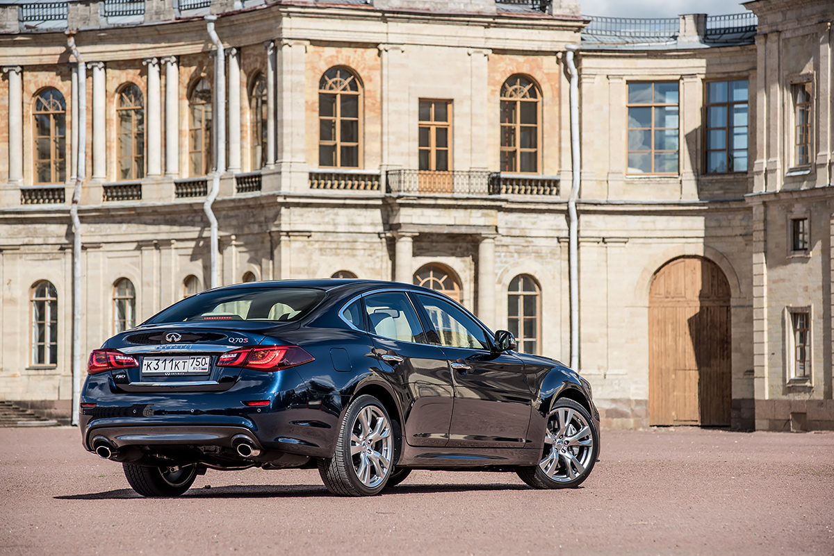 Прямой наследник. Тест-драйв Infiniti Q70 :: Autonews