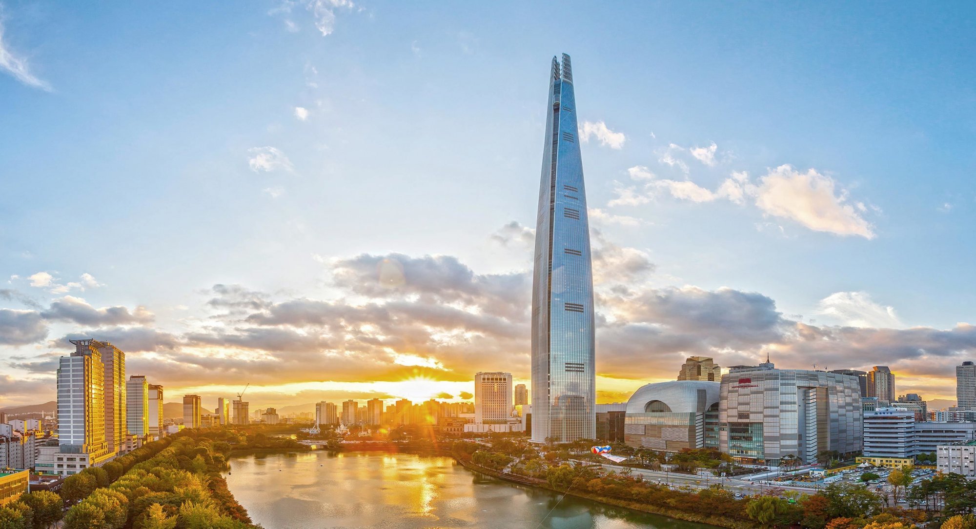 № 5. Lotte World Tower


	Высота:&nbsp;554,5&nbsp;м, 123 этажа
	Место: Сеул, Южная Корея
	Назначение: отель и&nbsp;офисы
	Архитектура: Kohn Pedersen Fox Associates (KPF)
	Дата строительства: 2017 год

